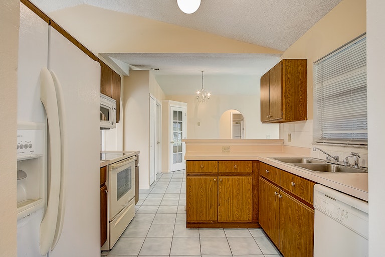 Photo 4 of 33 - 212 Ashford Pl, Kissimmee, FL 34758