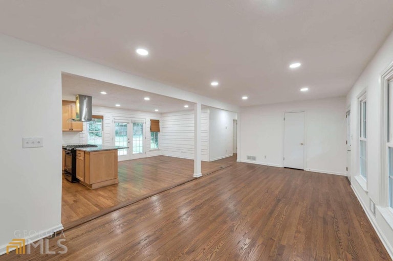 Photo 4 of 16 - 1113 Seven Springs Cir, Marietta, GA 30068