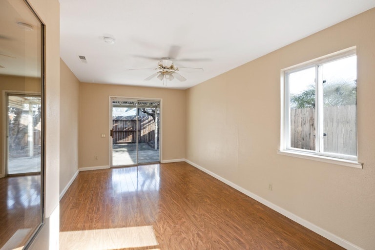 Photo 13 of 38 - 5030 Strasbourg Way, Sacramento, CA 95842