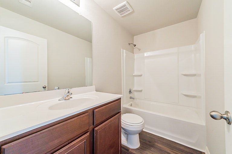 Photo 4 of 27 - 8015 Distant Harbor Rd, Baytown, TX 77523