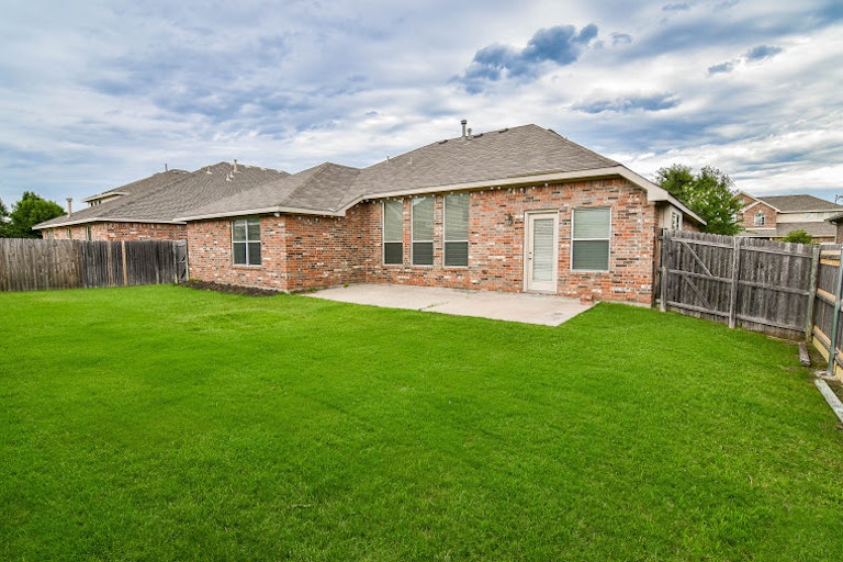 Photo 5 of 25 - 3209 Bloomfield Trl, Mansfield, TX 76063