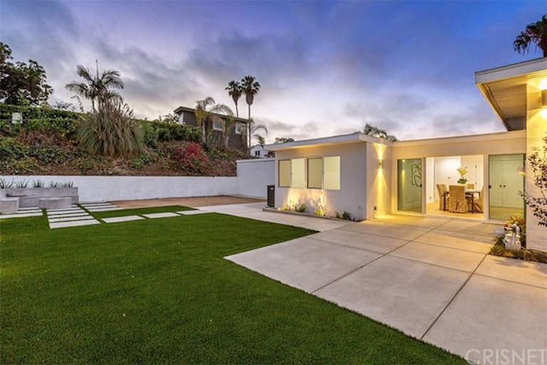 Photo 14 of 33 - 4501 Don Valdes Dr, Los Angeles, CA 90008