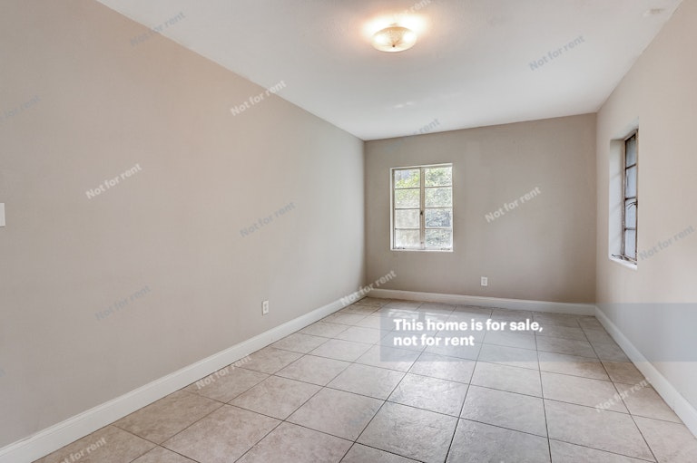 Photo 12 of 32 - 6438 Swallow Cove Rd, Jacksonville, FL 32211