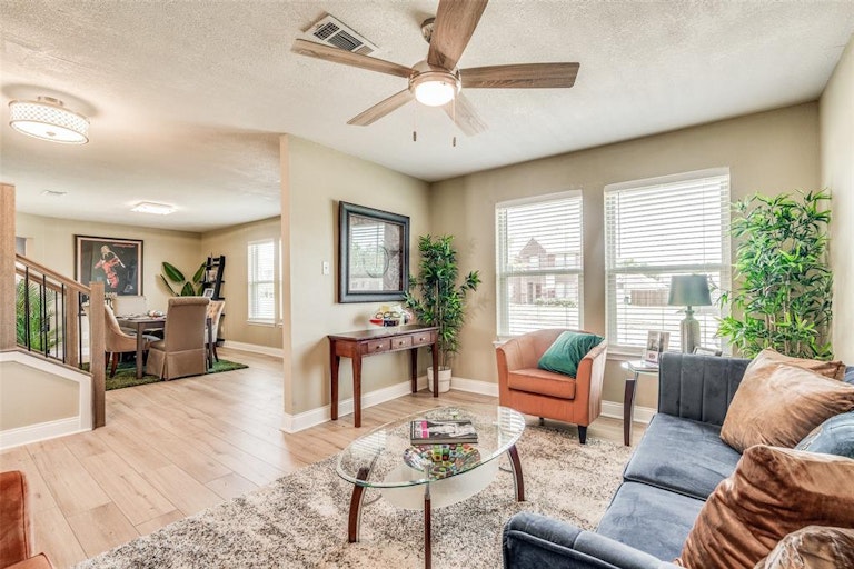 Photo 6 of 35 - 612 Woodland Manor Dr, Cedar Hill, TX 75104