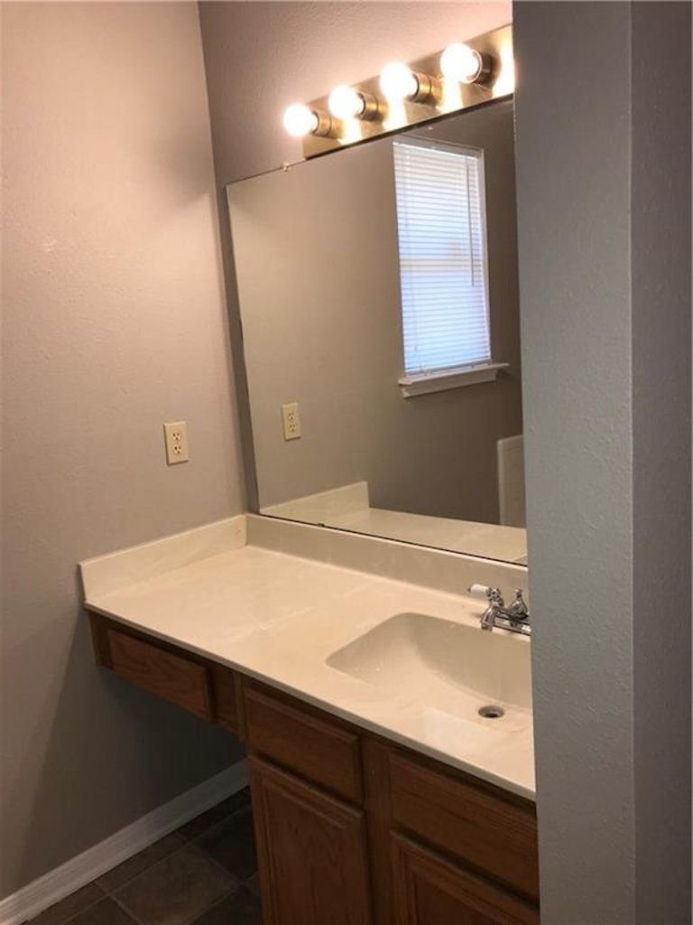 Photo 18 of 30 - 516 Tealridge Ln, Desoto, TX 75115