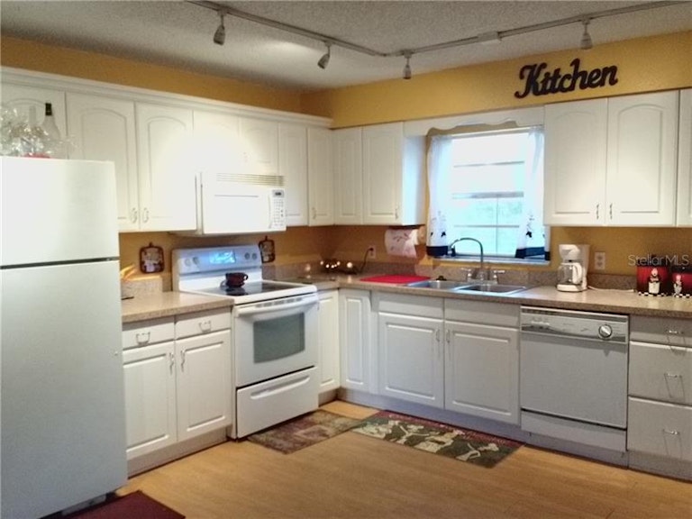 Photo 2 of 12 - 5121 Idlewood Ln, Lakeland, FL 33811