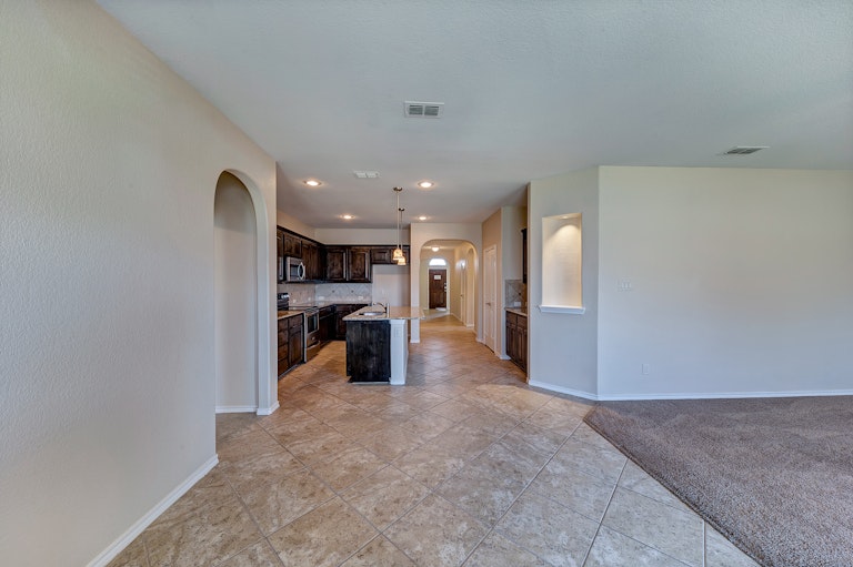 Photo 4 of 28 - 4701 Red Gate Cir, Keller, TX 76244