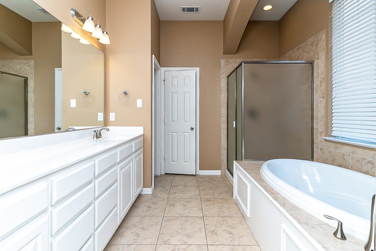 Photo 6 of 37 - 4712 Eddleman Dr, Fort Worth, TX 76244