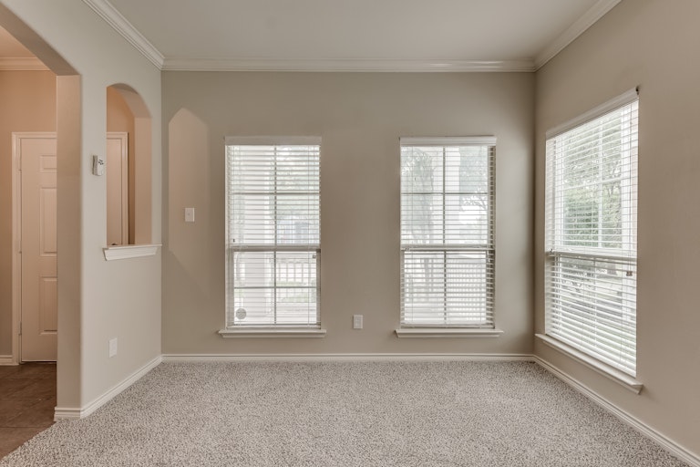 Photo 9 of 28 - 905 Charleston Ln, Savannah, TX 76227