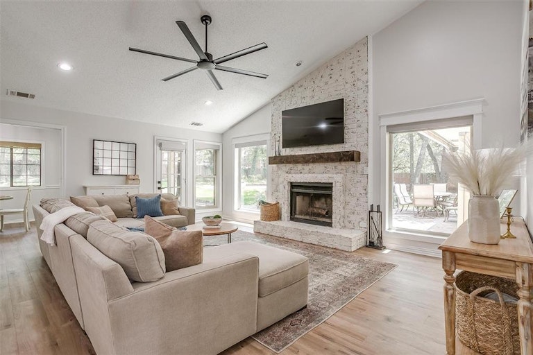 Photo 5 of 40 - 312 Emerald Ct, Burleson, TX 76028