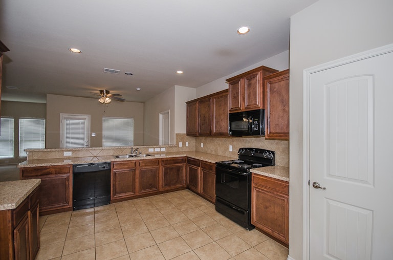 Photo 17 of 44 - 9713 Mulligan Dr, McKinney, TX 75072