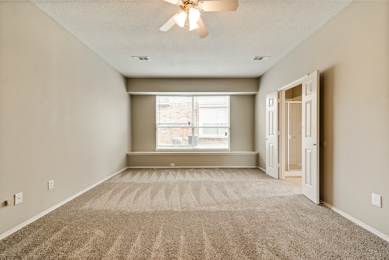 Photo 15 of 26 - 812 Pebble Ridge Dr, Lewisville, TX 75067