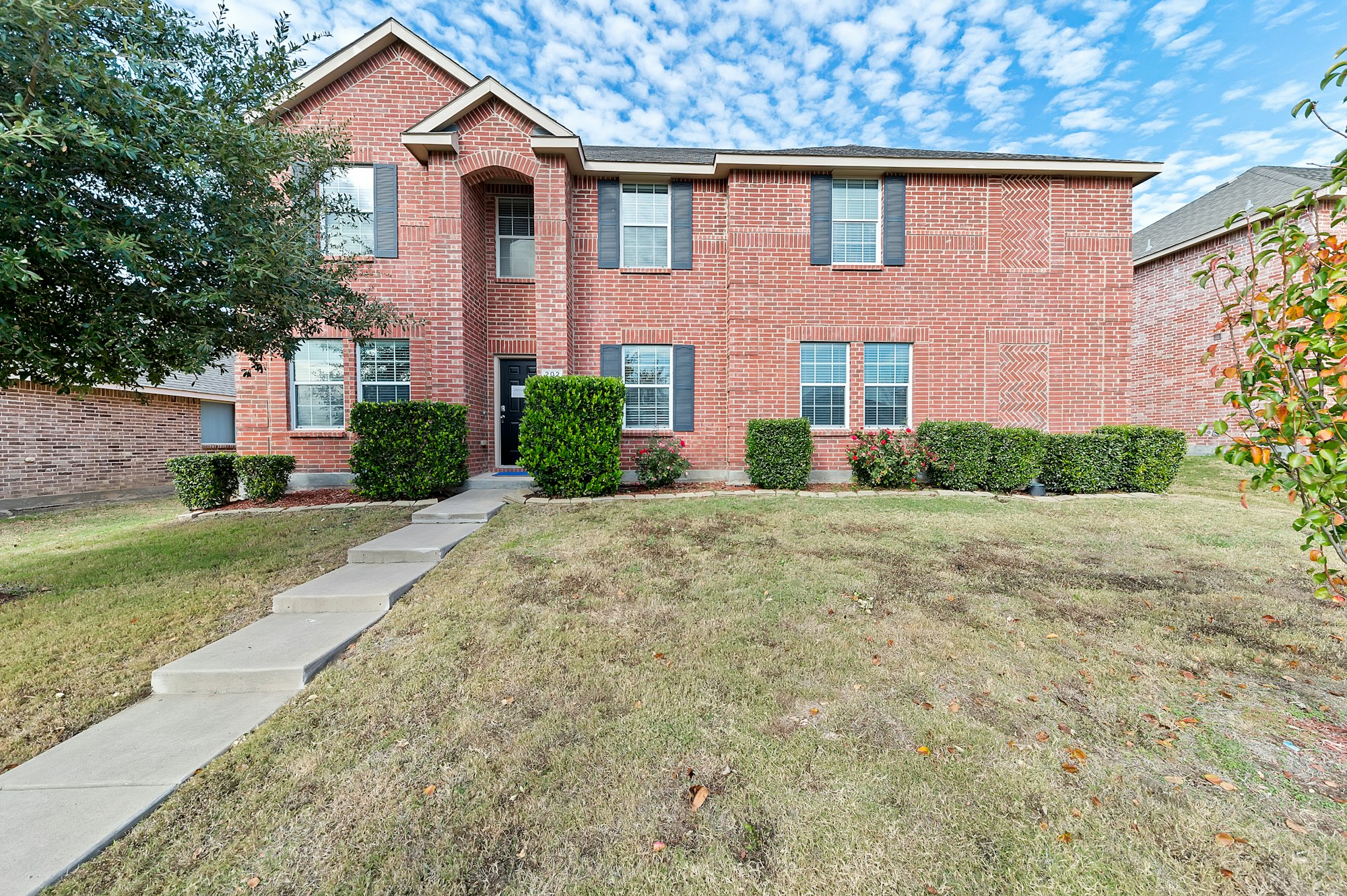 Photo 1 of 34 - 202 Rosewood Ct, Red Oak, TX 75154