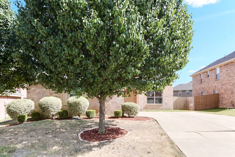 Photo 23 of 25 - 112 Matamoros St, Grand Prairie, TX 75051