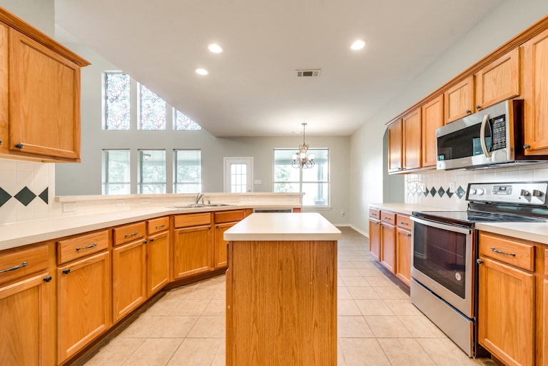 Photo 11 of 37 - 1610 Warrington Way, Forney, TX 75126