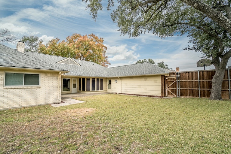 Photo 27 of 27 - 610 Green Hills Rd, Duncanville, TX 75137
