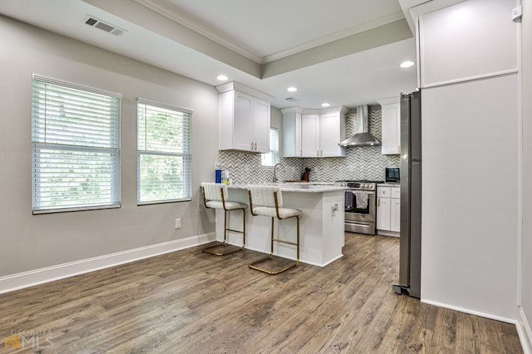 Photo 8 of 21 - 1963 Headland Dr, Atlanta, GA 30344