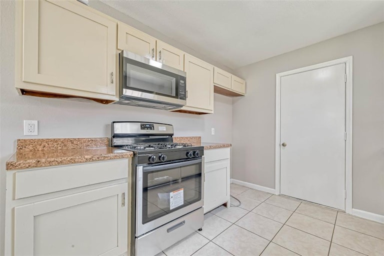 Photo 16 of 32 - 8634 Valley Flag Dr, Houston, TX 77078
