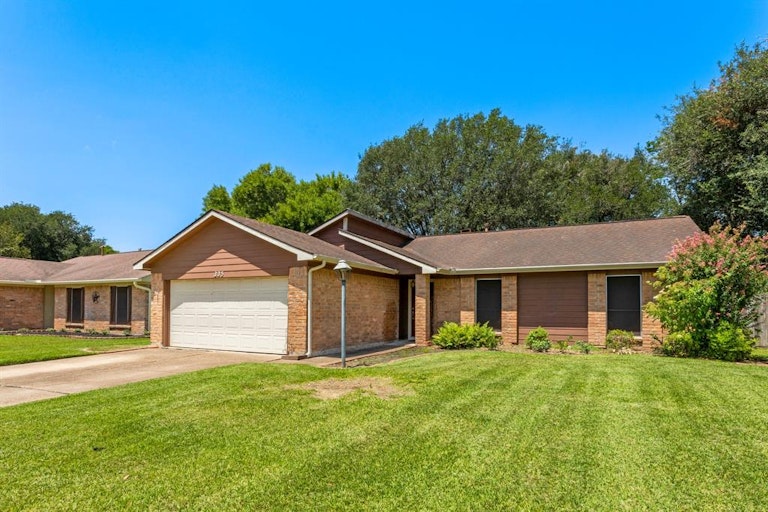Photo 2 of 25 - 335 William Morton Dr, Richmond, TX 77406
