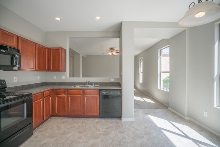 Photo 3 of 19 - 16166 N 170th Ln, Surprise, AZ 85388