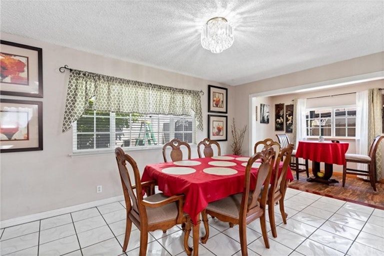 Photo 6 of 14 - 1938 W Chanticleer Rd, Anaheim, CA 92804