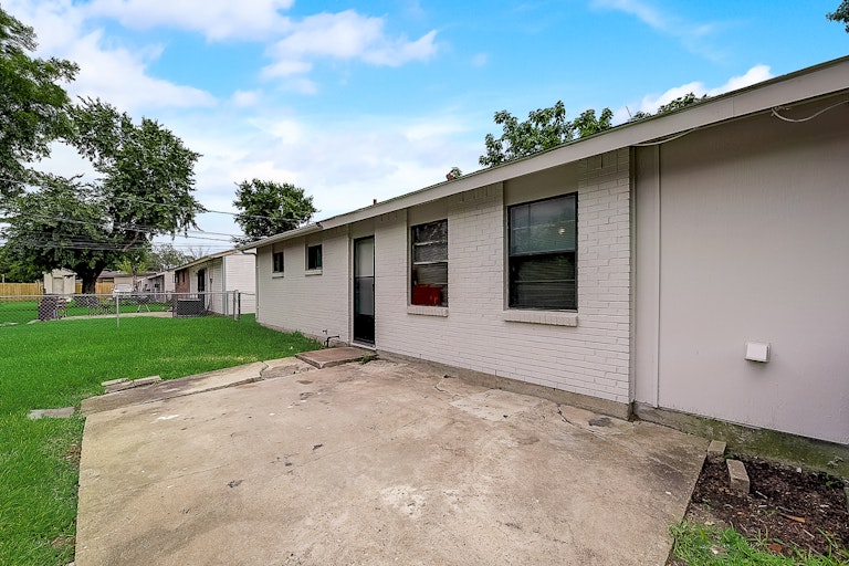Photo 21 of 36 - 6363 Godfrey Ave, Dallas, TX 75217