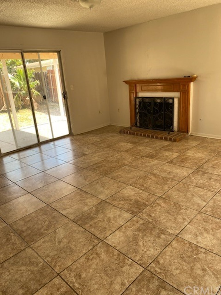Photo 3 of 13 - 41592 Whittier Ave, Hemet, CA 92544