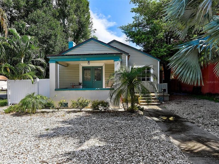 Photo 5 of 42 - 2010 Burlington Ave N, Saint Petersburg, FL 33713