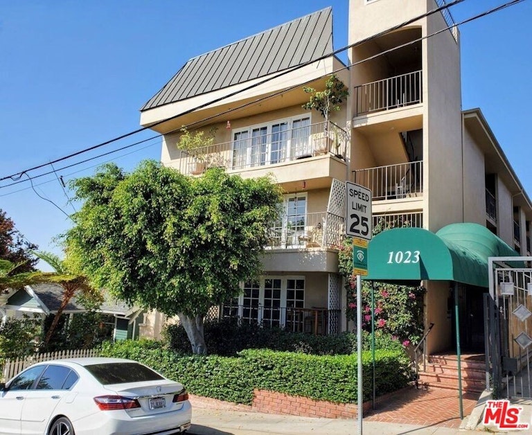 Photo 1 of 36 - 1023 Hancock Ave #212, West Hollywood, CA 90069