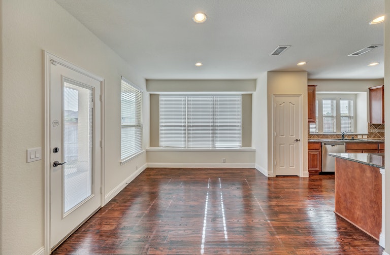 Photo 9 of 33 - 1204 Barberry Dr, Burleson, TX 76028