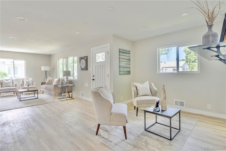 Photo 23 of 37 - 1760 S Filbert Ct, Denver, CO 80222