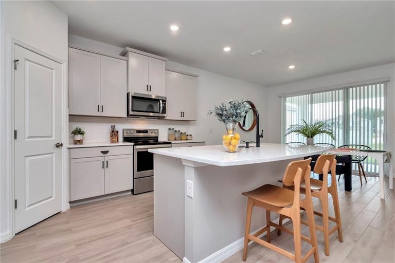 Photo 6 of 27 - 10918 Kidron Valley Ln, Tampa, FL 33625