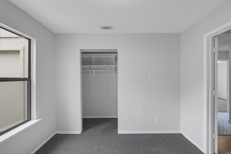 Photo 22 of 25 - 401 Angelina Dr, Arlington, TX 76018