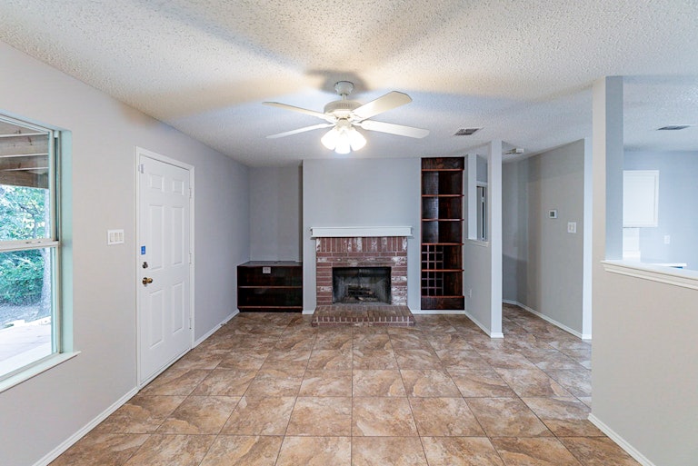 Photo 5 of 34 - 7813 Shoal Bnd, Denton, TX 76210