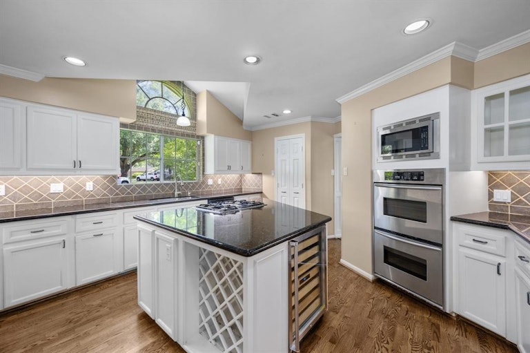 Photo 14 of 50 - 38 Sandalwood Dr, Houston, TX 77024