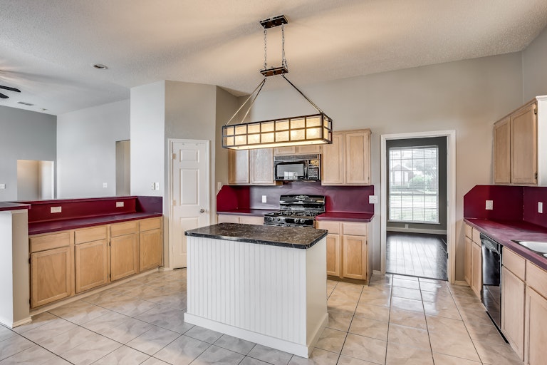 Photo 15 of 29 - 1677 Shannon Dr, Lewisville, TX 75077