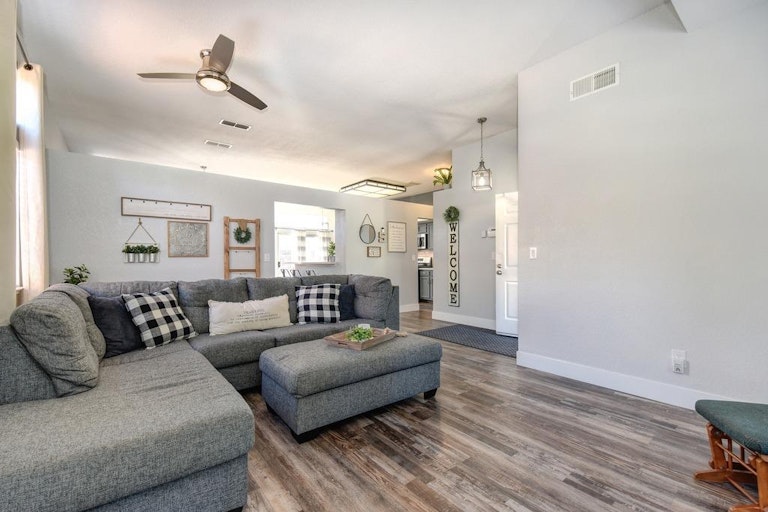 Photo 8 of 40 - 8372 Vintage Park Dr, Sacramento, CA 95828