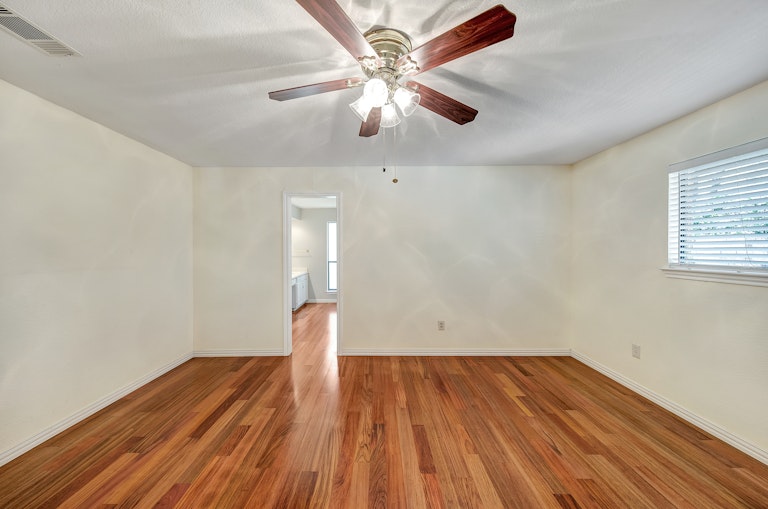 Photo 16 of 32 - 2233 Stafford Dr, Arlington, TX 76012