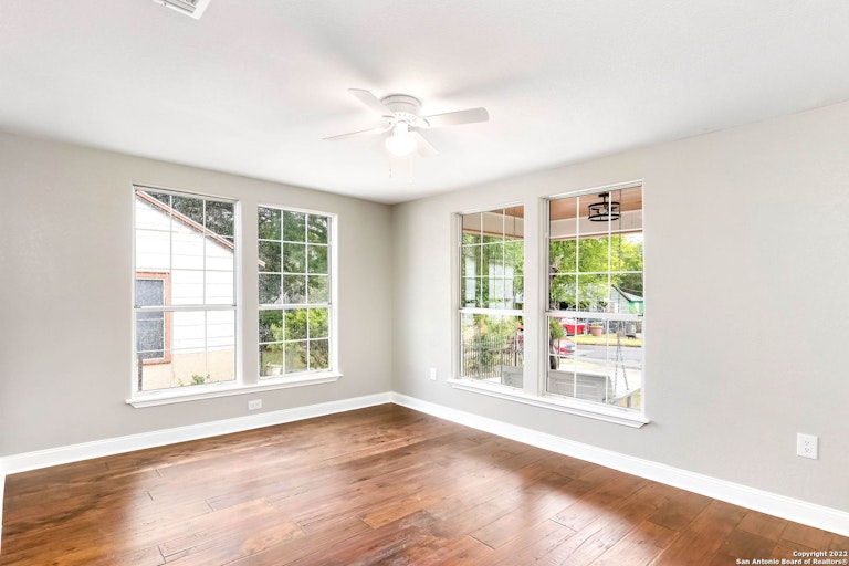 Photo 17 of 24 - 1431 W Summit Ave, San Antonio, TX 78201