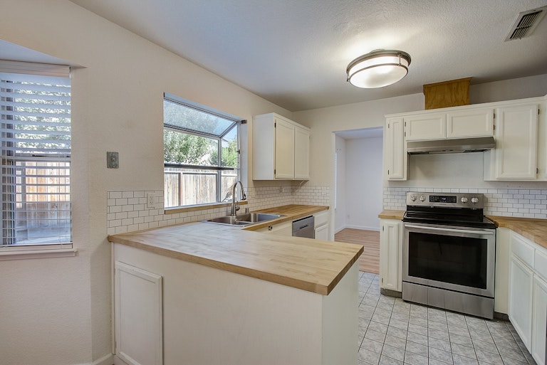 Photo 4 of 36 - 1708 Branchwood Cir, Modesto, CA 95355