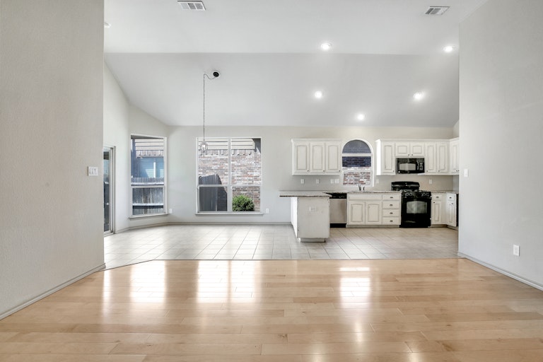 Photo 15 of 27 - 9124 Oldwest Trl, Fort Worth, TX 76131