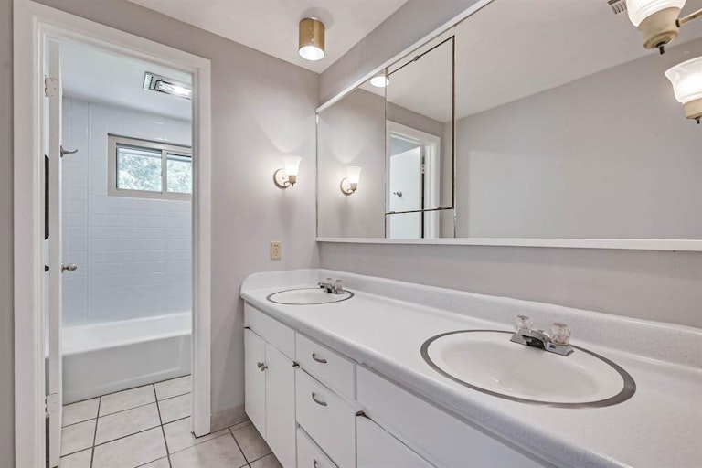 Photo 27 of 40 - 1220 Academy Dr, Arlington, TX 76013