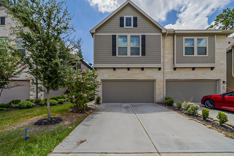 Photo 1 of 32 - 12426 Alora Bluff Trl, Humble, TX 77346