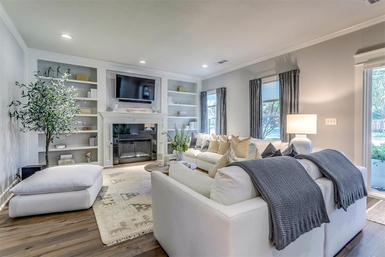 Photo 9 of 38 - 405 N Bradley St, McKinney, TX 75069