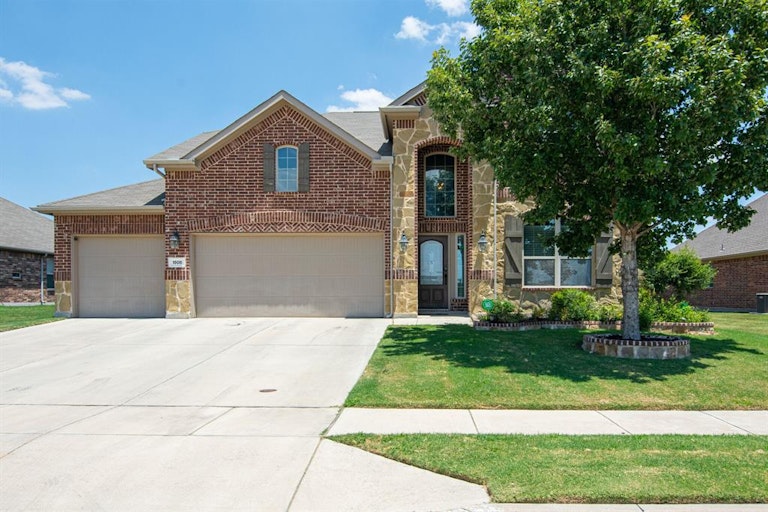 Photo 1 of 40 - 1508 Fallingwater Trl, Haslet, TX 76052