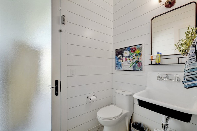Photo 23 of 40 - 5001 Rollingwood Dr, West Lake Hills, TX 78746