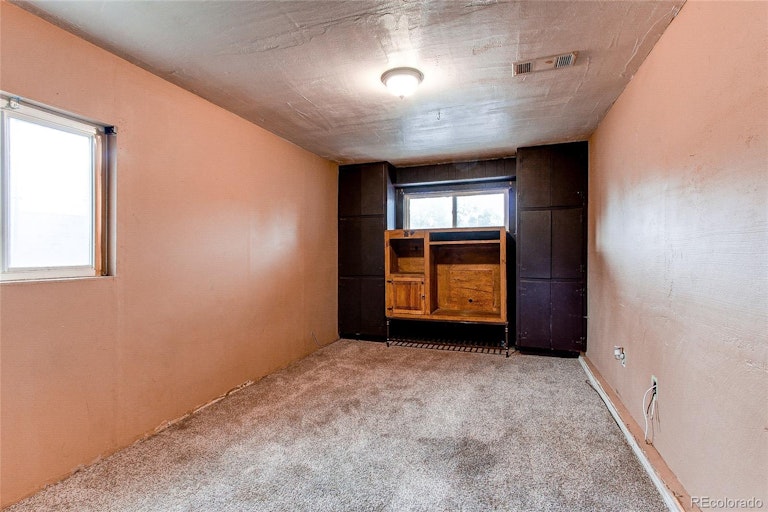 Photo 8 of 25 - 840 Tucson St, Aurora, CO 80011