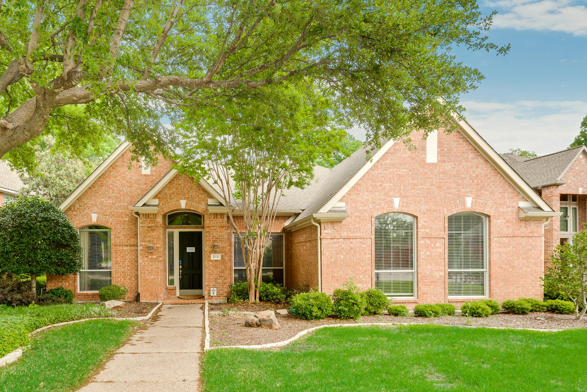 Photo 1 of 27 - 212 Hollywood Dr, Coppell, TX 75019