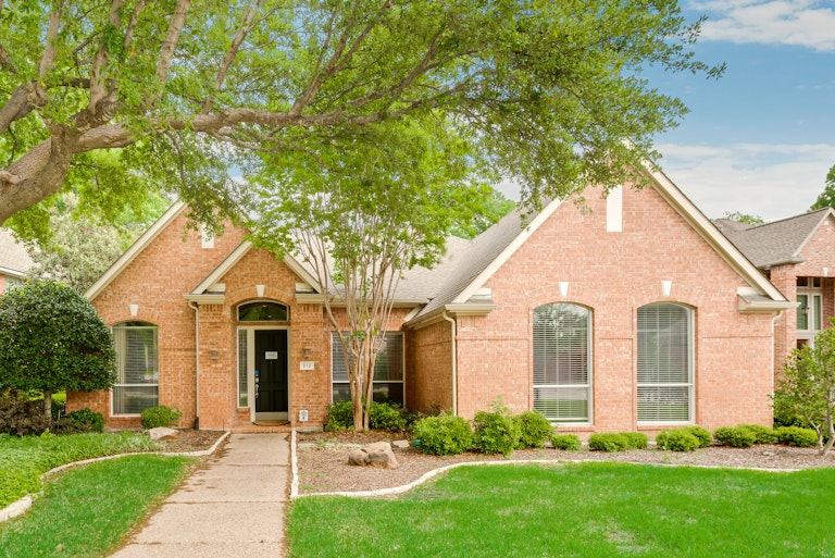 Photo 1 of 27 - 212 Hollywood Dr, Coppell, TX 75019