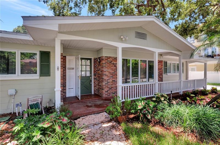 Photo 3 of 52 - 2302 S Arrawana Ave, Tampa, FL 33629